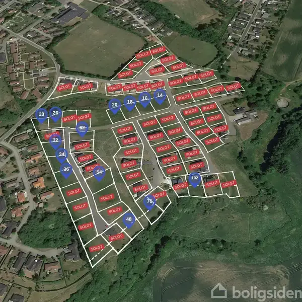 Parcelområder er inddelt på et kort over en by. Røde områder er markeret som "solgt," mens blå områder har numre fra 2 til 50. Byområder og marker omkranser parcellerne.