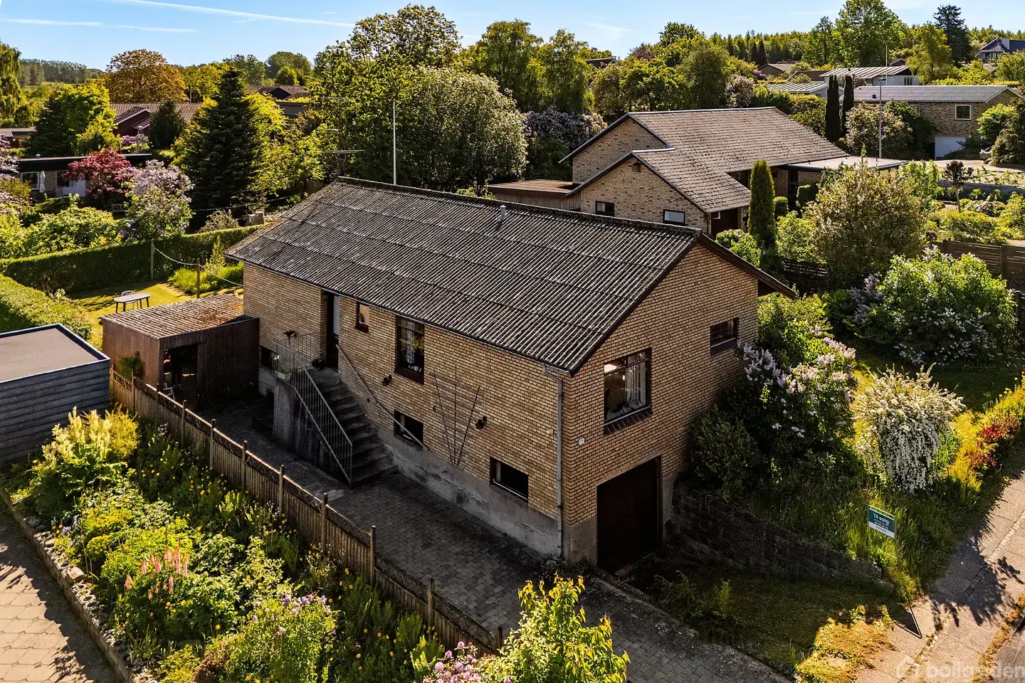 Rummelig villa med kælder og skøn have centralt i Hammel