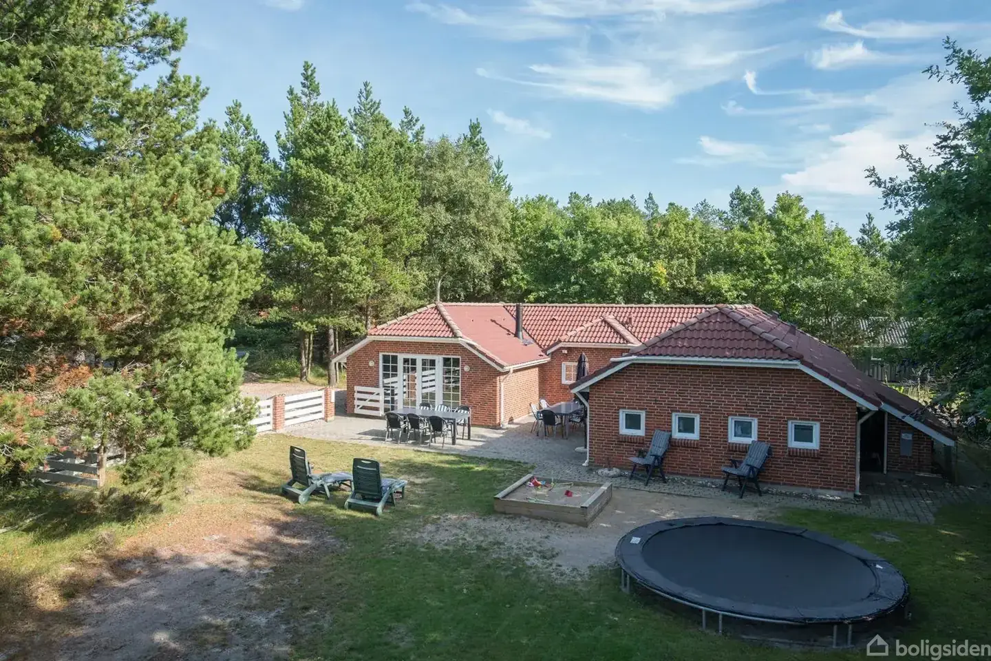 Velholdt og velbeliggende fritidshus med pool og tæt på Henne Strand