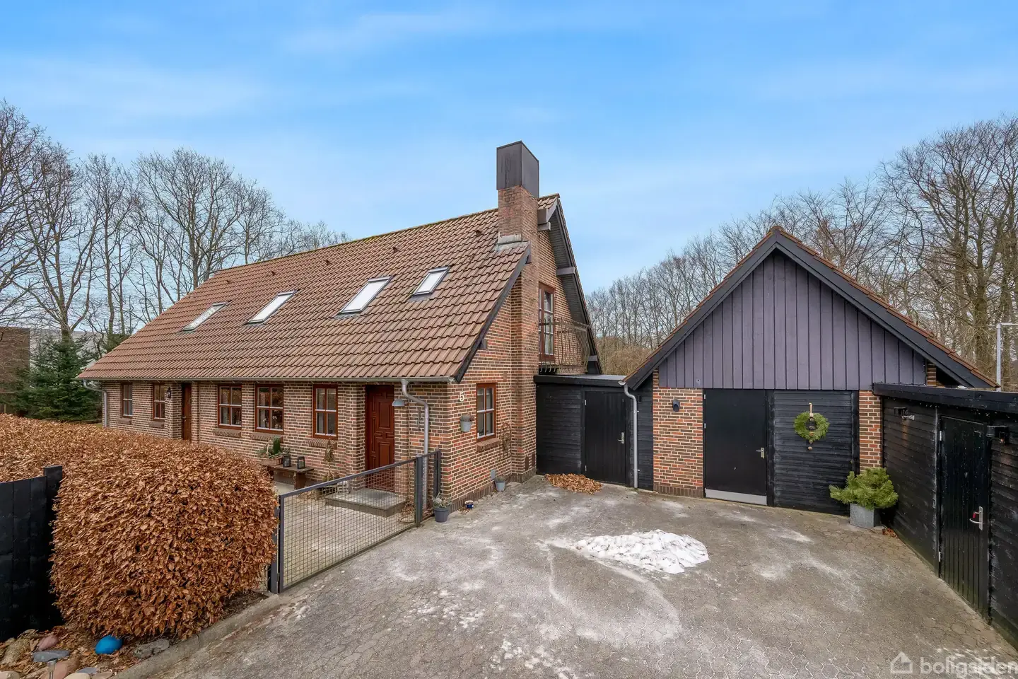 Charmerende og rummelig ejendom med stor grund