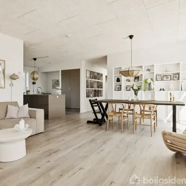 En lys, moderne stue med træmøbler og gulv. Sofa og sofabord til venstre. Spisebord og stole til højre. Hylder med dekorationer i baggrunden. af maden.