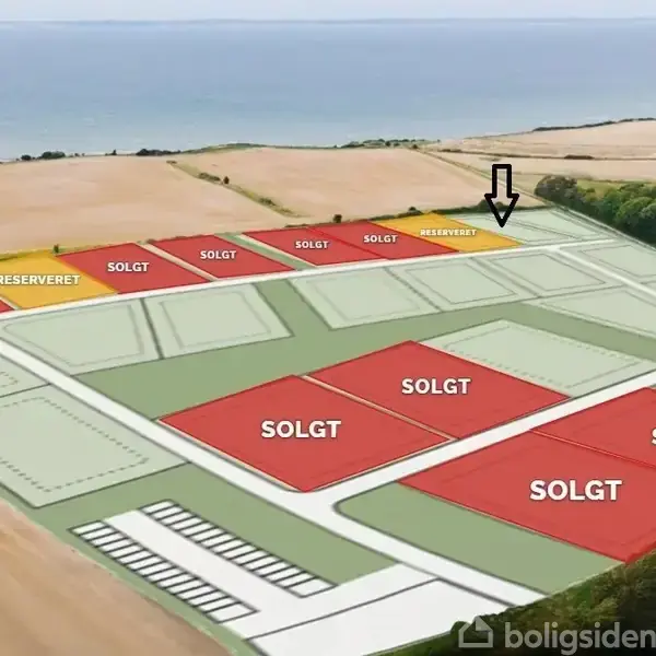 Kort over byggegrunde med enkelte parceller markeret som "SOLGT" og "RESERVERET". Grundene ligger tæt ved kysten og omgivet af marker og skov. Markeringerne viser tilgængelighed.