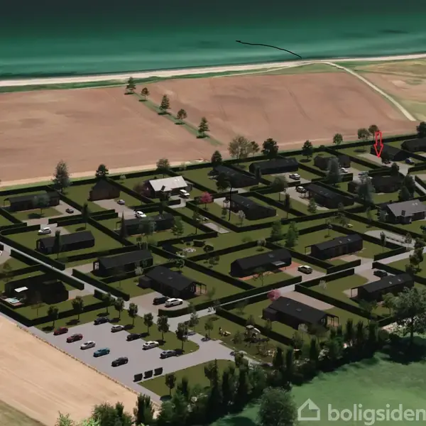 Boligområde med huse arrangeret i et gittermønster. Området er omgivet af marker og en skov, i nærheden af en kystlinje. Veje og parkering er tydeligt synlige.