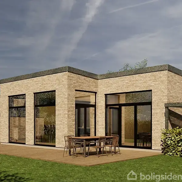 Moderne hus med fladt tag og store vinduer, adskillige havemøbler på terrasse, omgivet af græsplæne og buske under en delvist overskyet himmel.