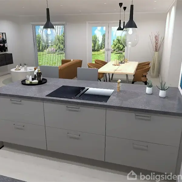 Et moderne køkken med en stor grå køkkenø; på øen står en bakke og vaser. Stuen i baggrunden har spisebord, stole, sofa og en væg med store vinduer mod haven.