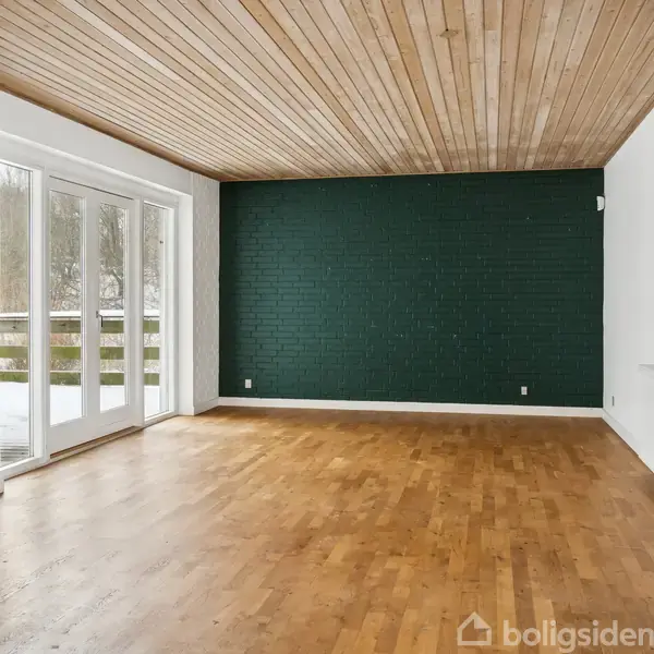 Stuen har trægulv og en grønmalet murstensvæg. Dobbelt glasdør åbner til sneklædt udsigt. Lofter er beklædt med træ, og der er en radiator langs den hvide væg.