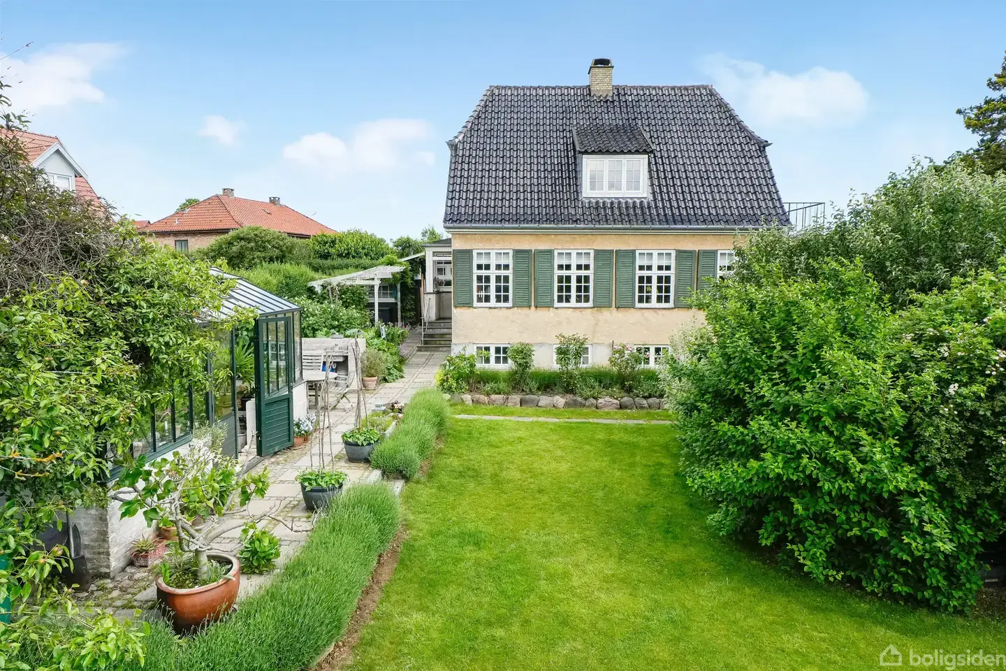 Smuk arkitekttegnet patriciervilla med klassiske detaljer
