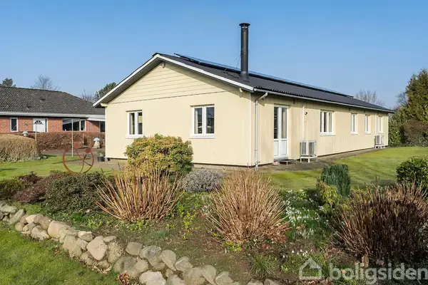 Velholdt villa - ud til grønt areal - ekstra grund med.