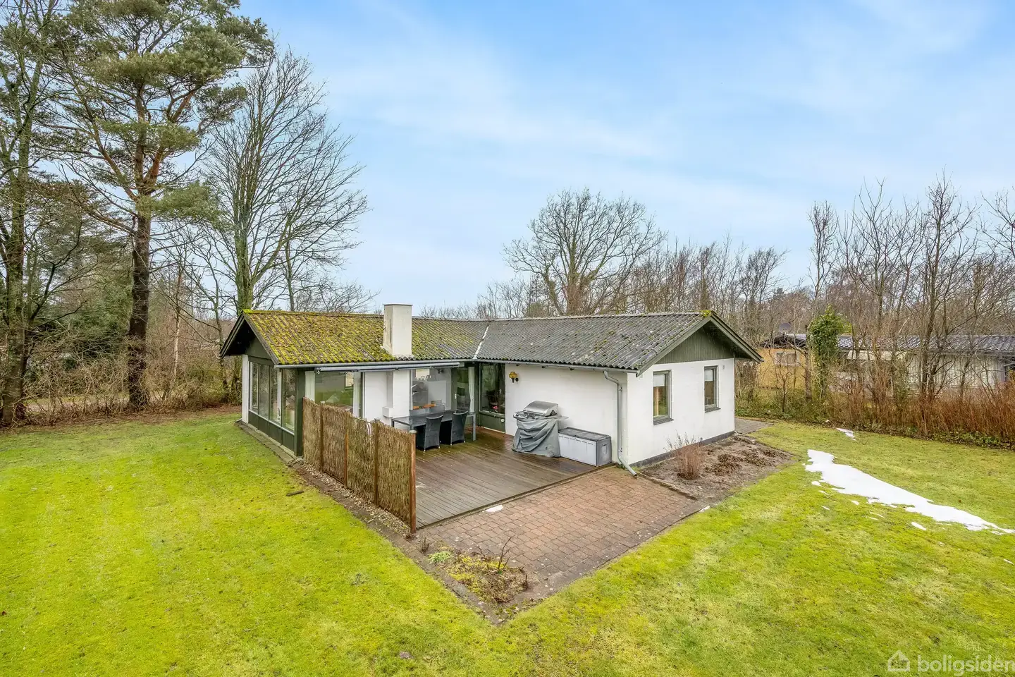 Stemningsfuldt sommerhus med udsigt til åbne marker