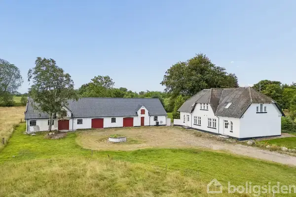 Landejendom på Loftlundvej 4, 7323 Give