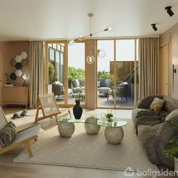 En stue indeholder en moderne glasbord med skulpturelle ben, flankeret af en buet sofa og to stole. Store vinduer viser en udsigt til en terrasse med planter og møbler.