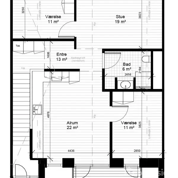 Plantegning viser en lejlighed med entre (13 m²), alrum (22 m²), badeværelse (6 m²), og værelse (11 m²). Der er også markeringer af døre, vask og tekniske installationer.