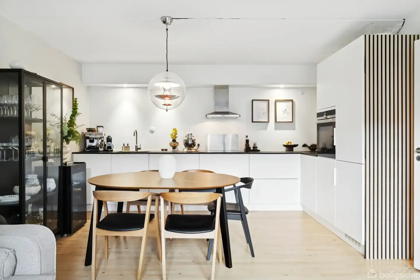 Indflytningsklar og stilren lejlighed med solrig terrasse i rolige omgivelser