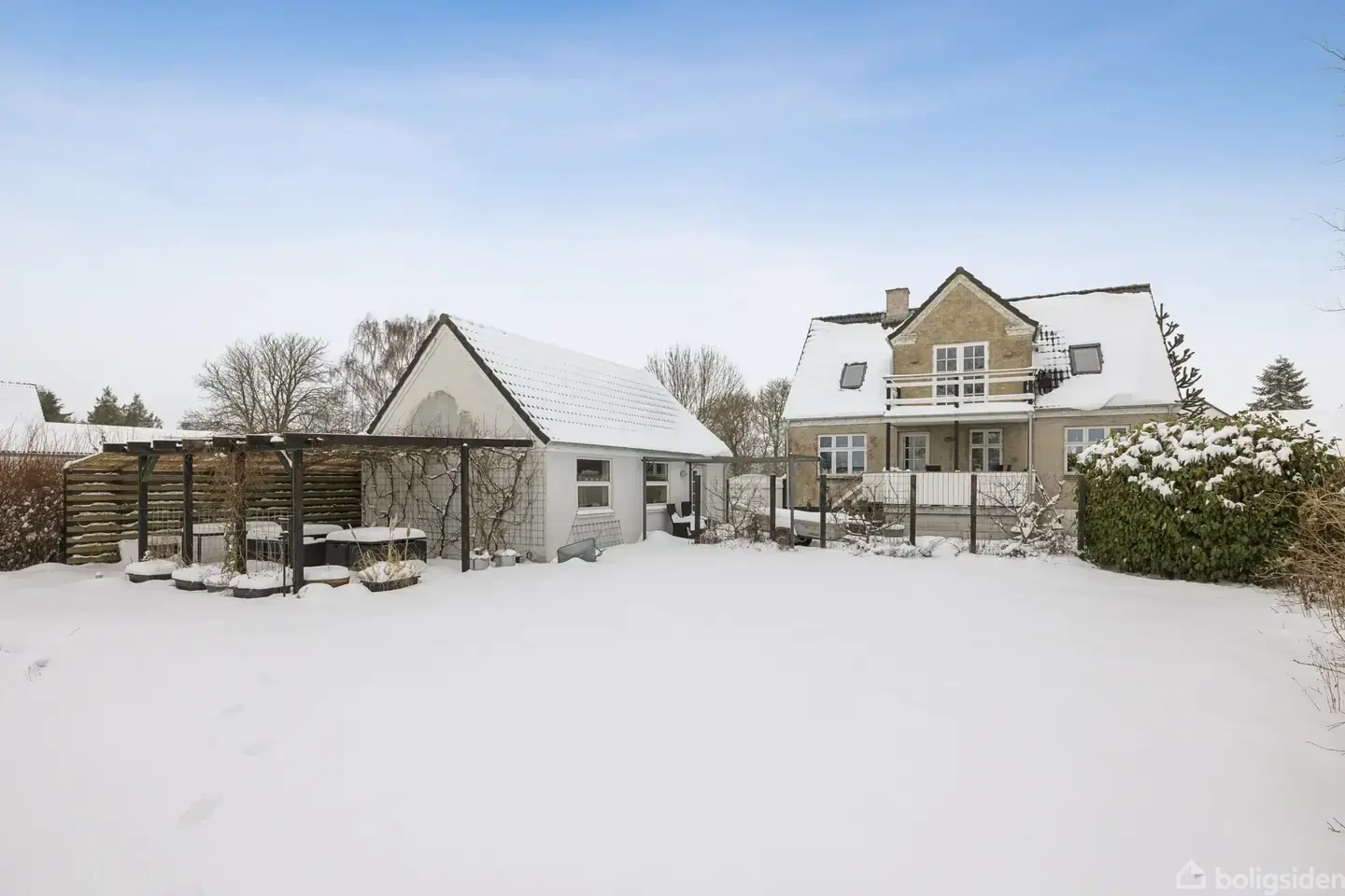 Flot og herskabelig ejendom i klassisk stil med udsigt