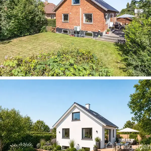 En grøn have omkranser et murstenshus med terrasse, mens en karakteristisk hvid gavl med sort tag ses fra en anden vinkel. Klar blå himmel ovenover, omgivet af grønne træer.