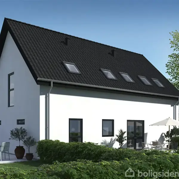 En moderne, hvidmalet villa med sort tag og flere ovenlysvinduer langs taget. Haven er velplejet med grønne buske og træer samt en terrasse med havemøbler og en parasol.