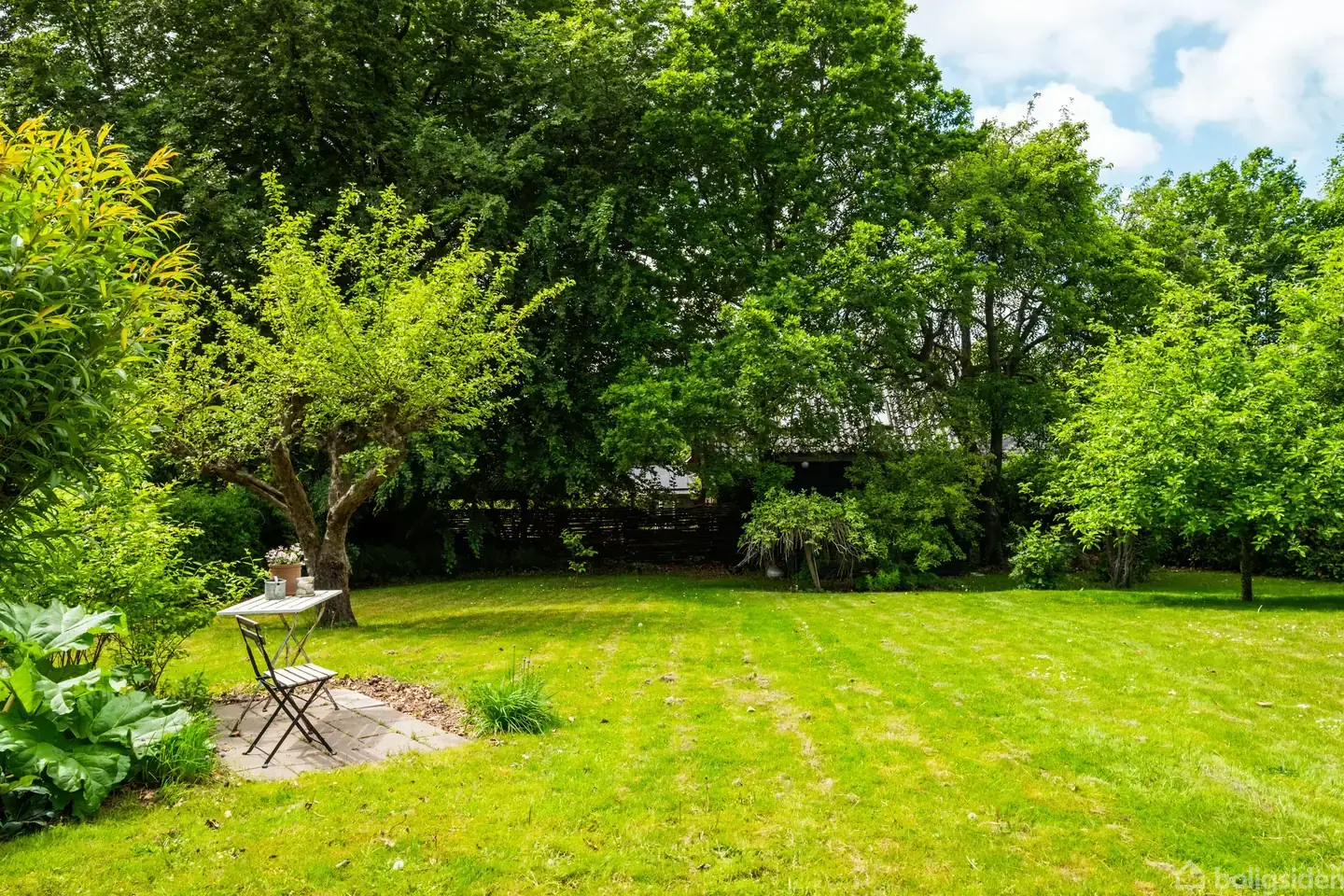 Skøn fuldmuret villa i Hørsholm med atmosfærisk have tæt på natur og by - Aanzicht 3
