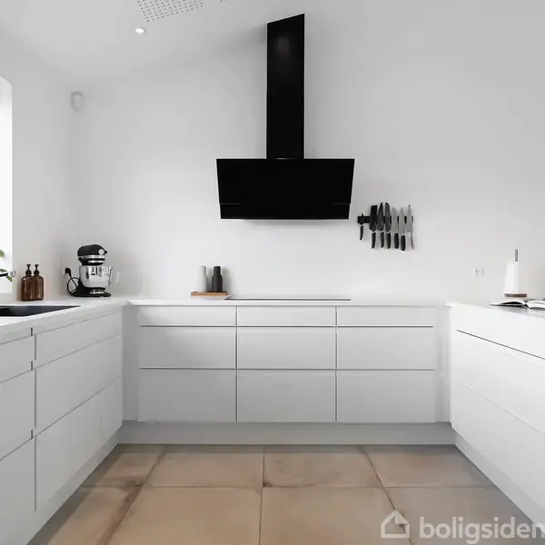 Hvidt køkken med moderne, minimalistiske skabe uden greb. Køkkenet har en sort emhætte i midten. Knive hænger på væggen, kedel og plante ved vindue.