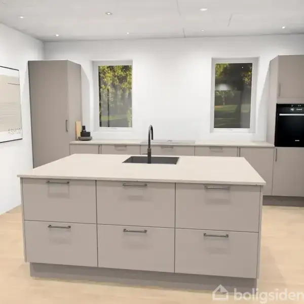 Køkken med en stor køkkenø i midten, udstyret med en indbygget vask. Omkring hænger skabe og en ovn. To vinduer viser grønne træer udenfor. Moderne stil.