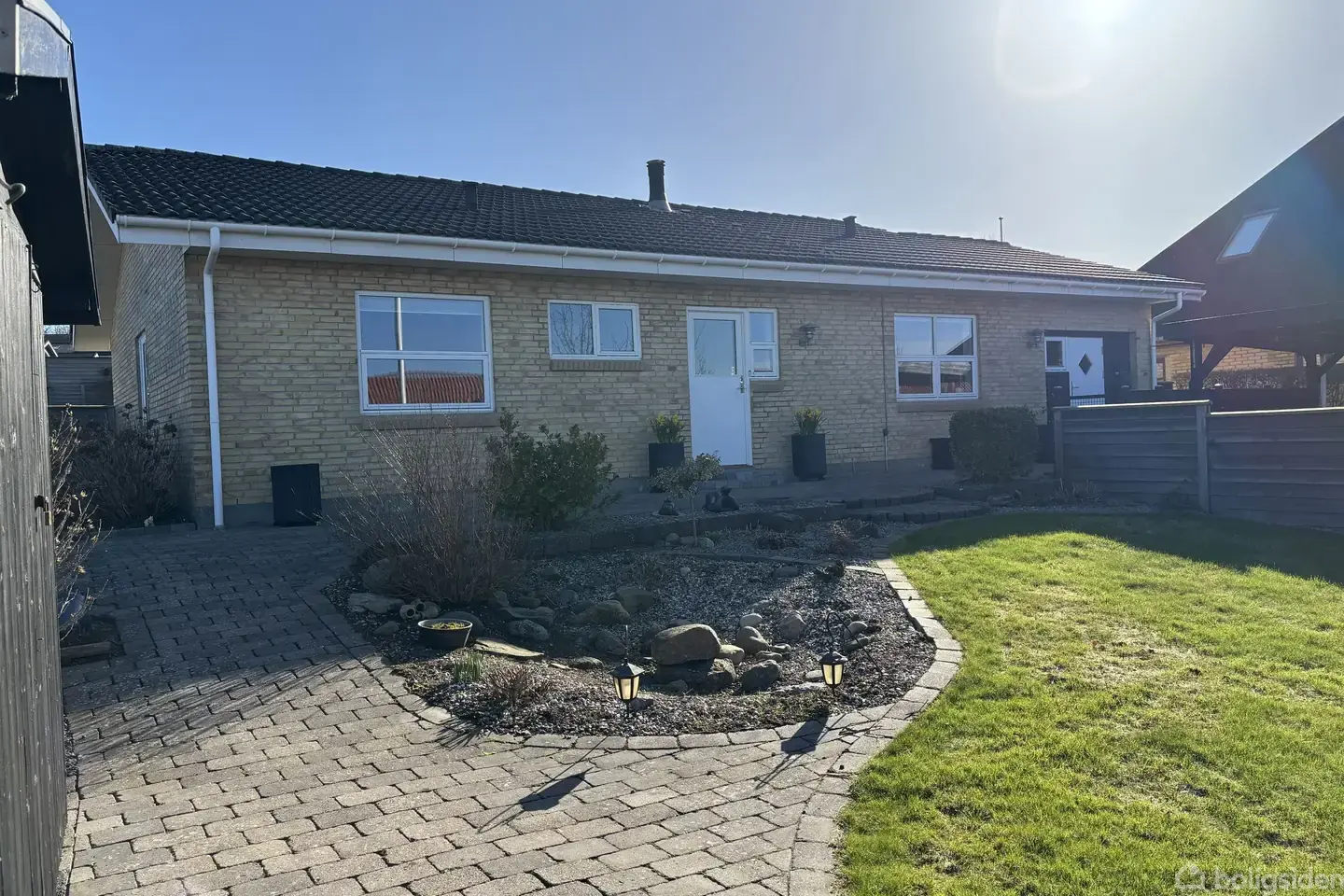 Indflytningsklar og moderniseret villa med udsigt – attraktivt beliggende i Visse