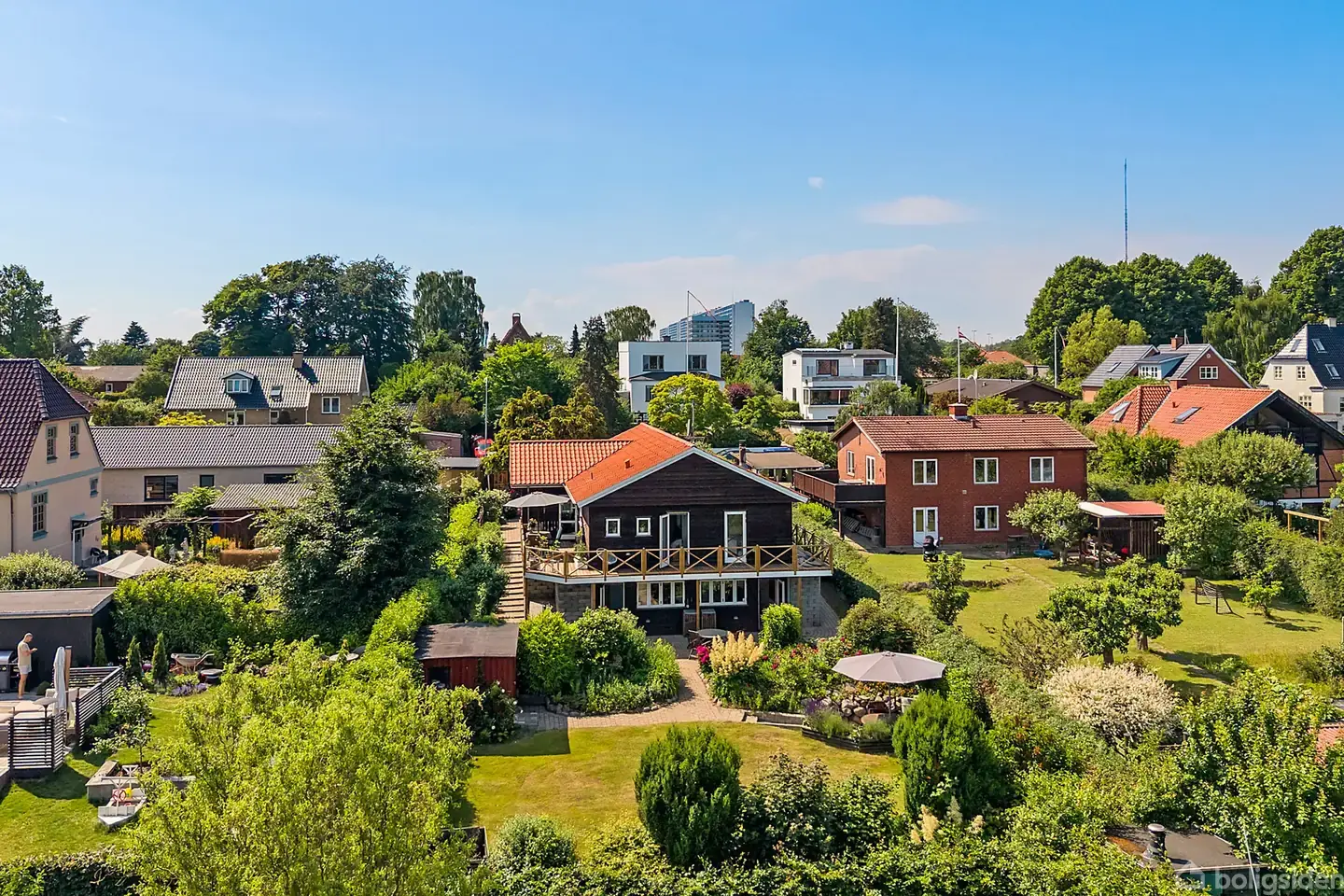 Arkitekttegnet lavenergihus i Mosekvarteret – med god plads, allergivenligt indeklima, fredfyldt have og udsyn over det