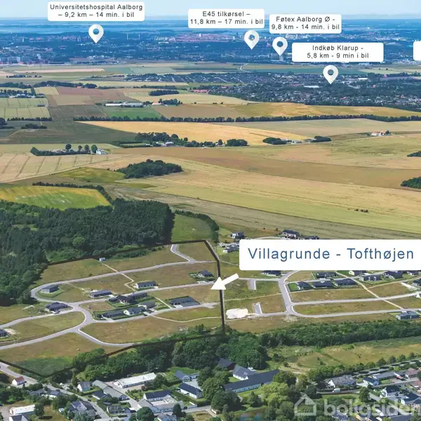 Flyfoto viser et område med byggegrunde i landligt landskab, marker omgiver området. Tekst viser afstand til supermarkeder: "Villagrunde - Tofthøjen", "Føtex Aalborg", "Indkøb Klarup", "Jem og Fix Klarup".