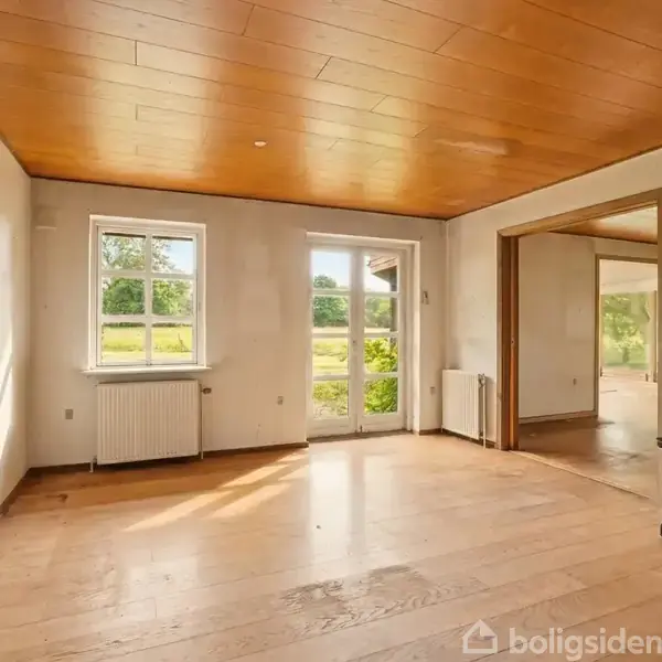 Et lyst rum med trægulv og træloft har en stor dobbelt glasdør og et vindue med udsigt til en grøn have. Indenfor står en radiator og en sort brændeovn.