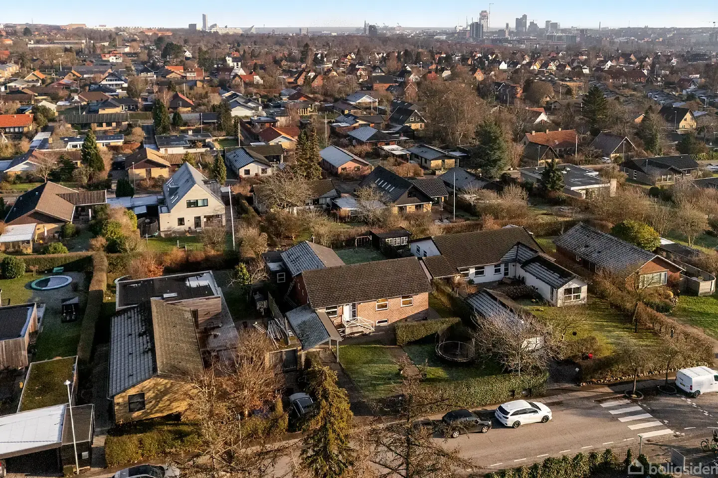 CHARMERENDE VILLA – 260 ETAGEKVM – SKØN SOLORIENTERET HAVE – LÆKKER KÆLDER