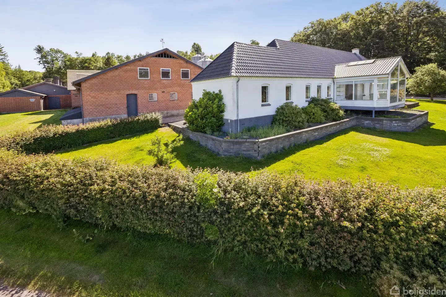 Landejendom på Løvelbrovej 1+3, 8830 Tjele