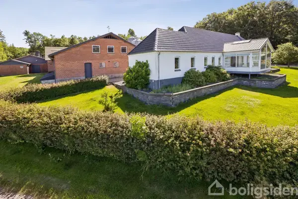 Landejendom på Løvelbrovej 1+3, 8830 Tjele