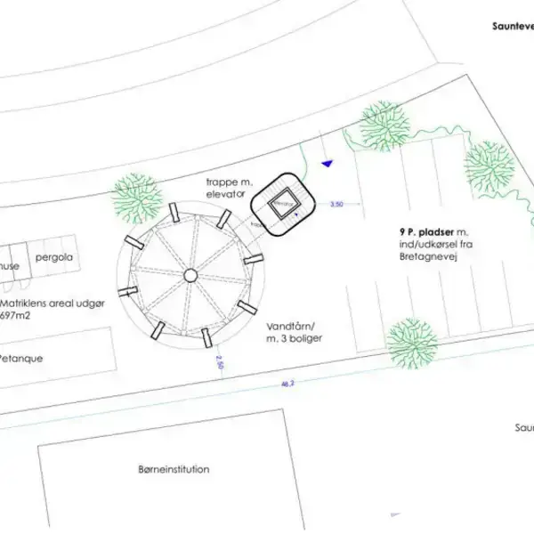 Kort over et område med en cirkulær struktur i midten, der har en trappe med elevator. Området indeholder også en udestue, pergola, petanque område, vandbassin og P-pladser. Tekst er "Matklikers areal udgør 697m2", "Bretagnevej", "Sauntovej", "Barninstitution", "P.pladser m. indkørsel fra Bretagnevej".
