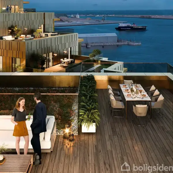 To personer står på en moderne tagterrasse med sofagrupper, hvor de taler sammen. Ved siden af er et spisearrangement; i baggrunden ses en havn med skibe og bygninger.