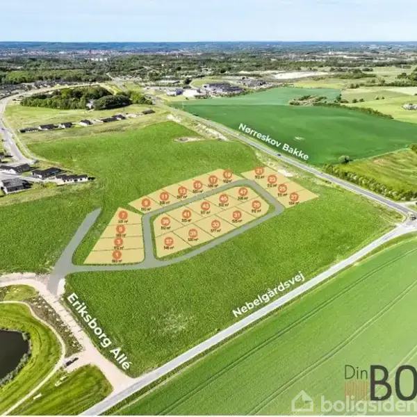 En planlagt beboelsesudstykning med tomter markeret i et grønt område. Vejene er markeret som Eriksgborg Allé, Nebelgårdsvej, og Nørreskov Bakke. Tomterne er nummereret som 2F, 2E osv. omgivet af marker.