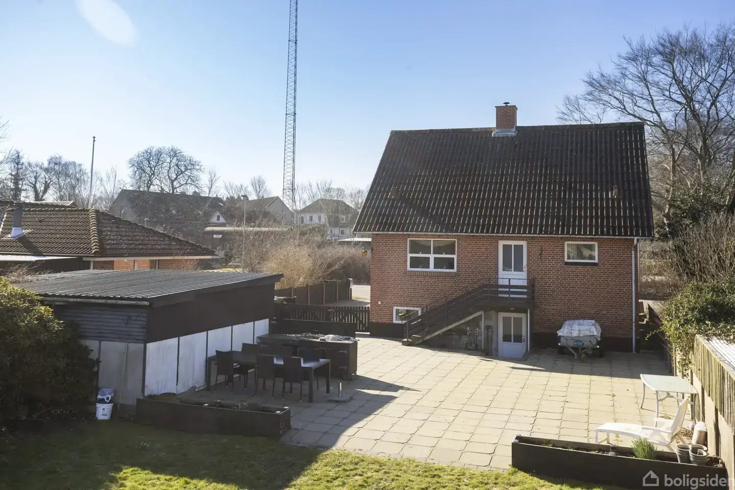 Velholdt villa på Tolnevej i Kvissel med god plads og naturskøn beliggenhed.