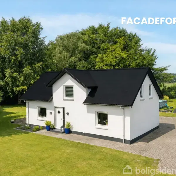 Hvidt hus med sort tag står på flisebelagt indkørsel omgivet af frodig have og træer; teksten "FACAEFORSALG" står øverst til højre.