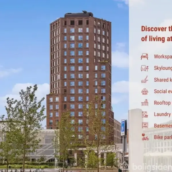 En høj bygning rejser sig over træer i forgrunden. Ved siden står der: "Discover the perks of living at Akeleje Hus" med ikoner for Workspace, Skylounge, Shared kitchen & lounge, Social events, Rooftop terrace, Laundry room, Basement storage, Bike parking.