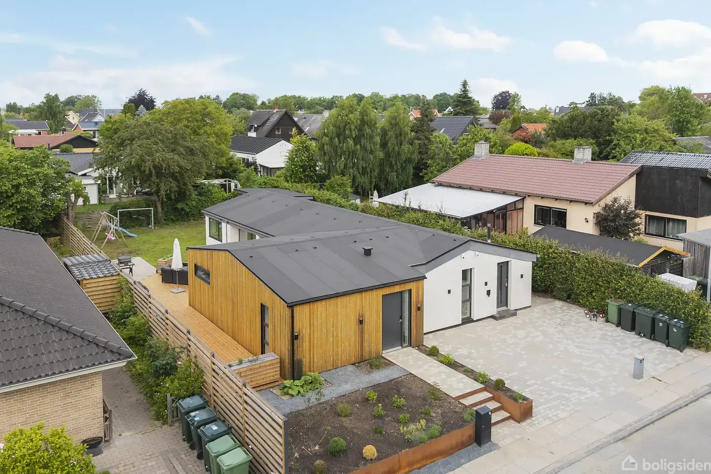 Moderniseret etplansvilla i Bagsværd – med gulvvarme overalt, 180 velfordelte m2 og få pligter såvel inde som ude