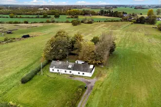 Landejendom på Tinggårdsvej 2, Valore, 4130 Viby Sjælland