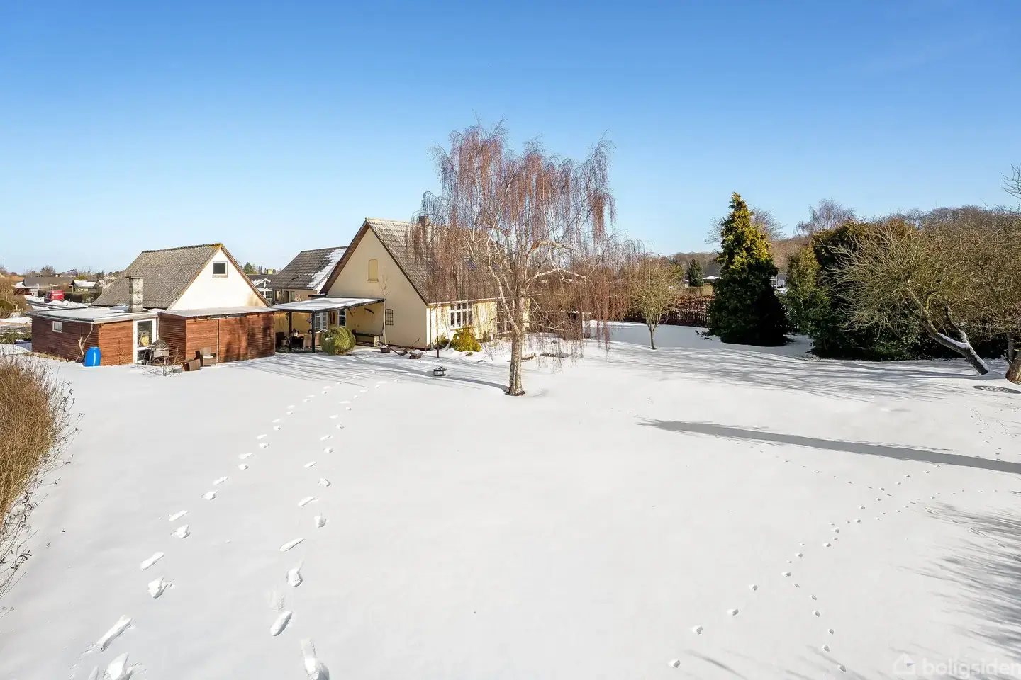 Velindrettet villa med terrasse, overdækket uderum, værksted samt beliggenhed tæt ved skov og grønne områder.