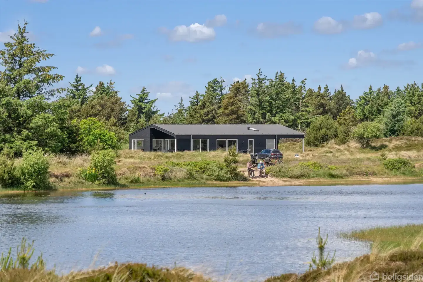Moderne sommerhusidyl med udsigt til sø og natur