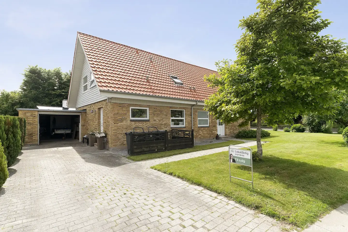 Rummelig villa i to etager med skøn have og terrasser i Otterup