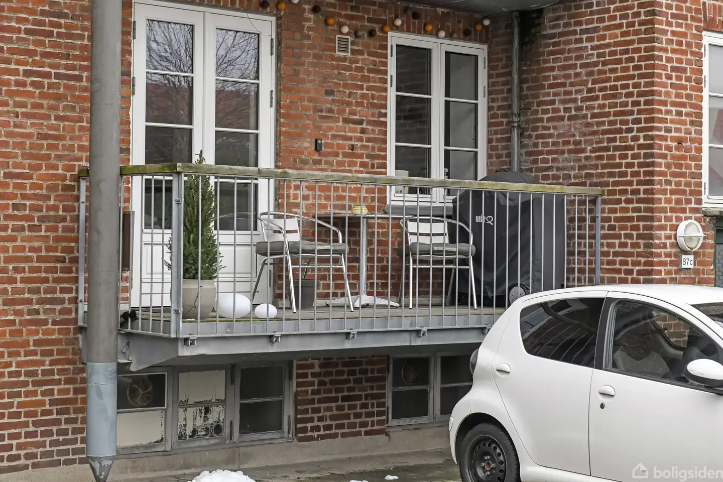 Attraktiv og prisvenlig 2-værelses med altan og parkering - Perfekt til investering eller forældrekøb!