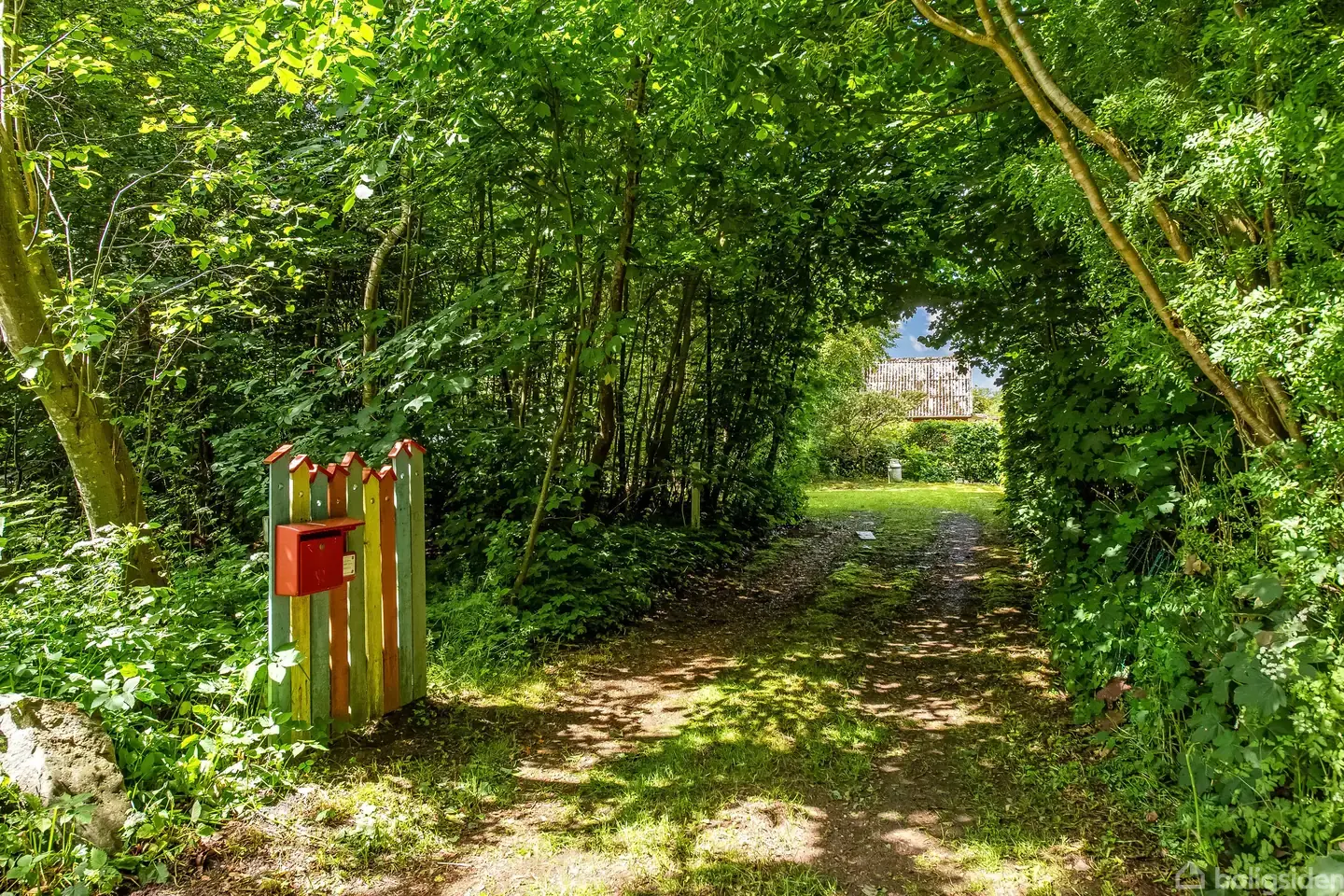 Sommerhus med natur og stor grund!