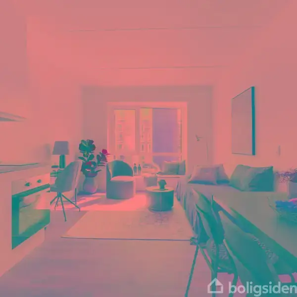 Et moderne køkken-alrum med spisebord i forgrunden, sofagruppe bagerst, og et stort vindue, der slipper lys ind. Indretningen er stilren med planter og dekorative elementer.