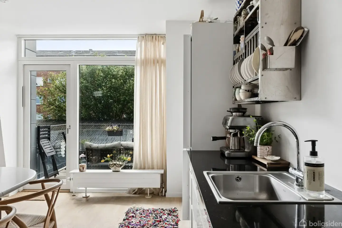 Lys og moderne lejlighed i to plan med stor sydvendt altan og privat garage - Visning 5