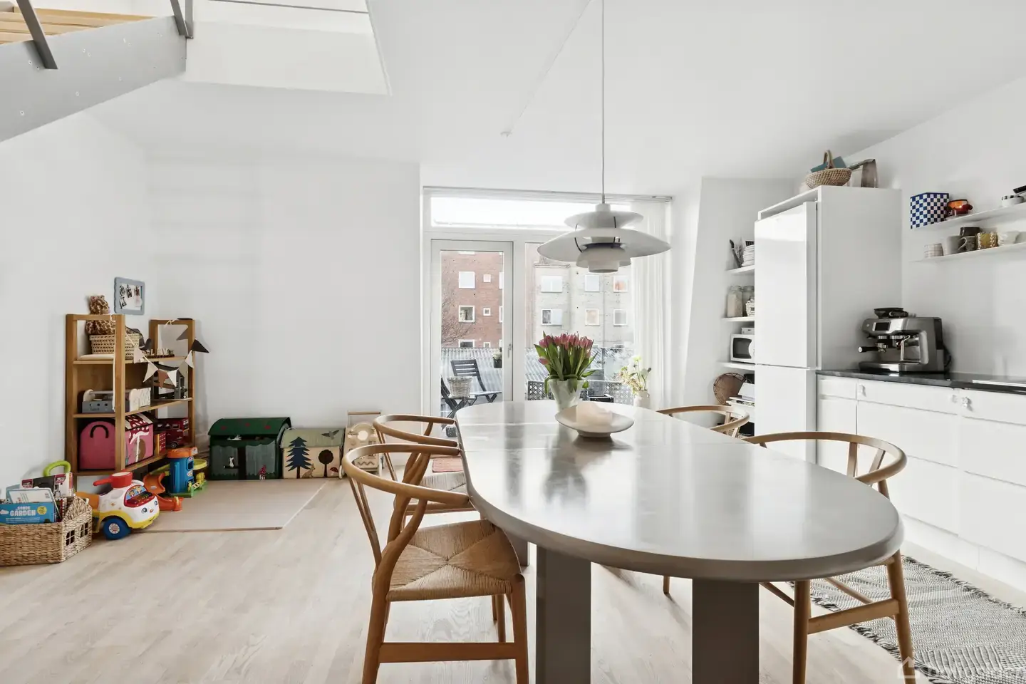 Lys og moderne lejlighed i to plan med stor sydvendt altan og privat garage - Visning 3