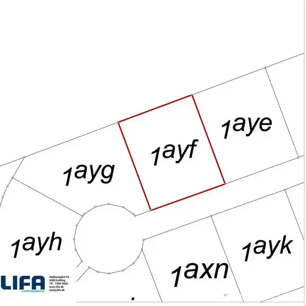 Plotnummeret "1ayf" er centralt markeret. Handlingen er statisk. Kontexten viser omkringliggende parcelnumre: "1ayg", "1ayh", "1aye", og "1ayk", formet i et område med geometriske linjer.