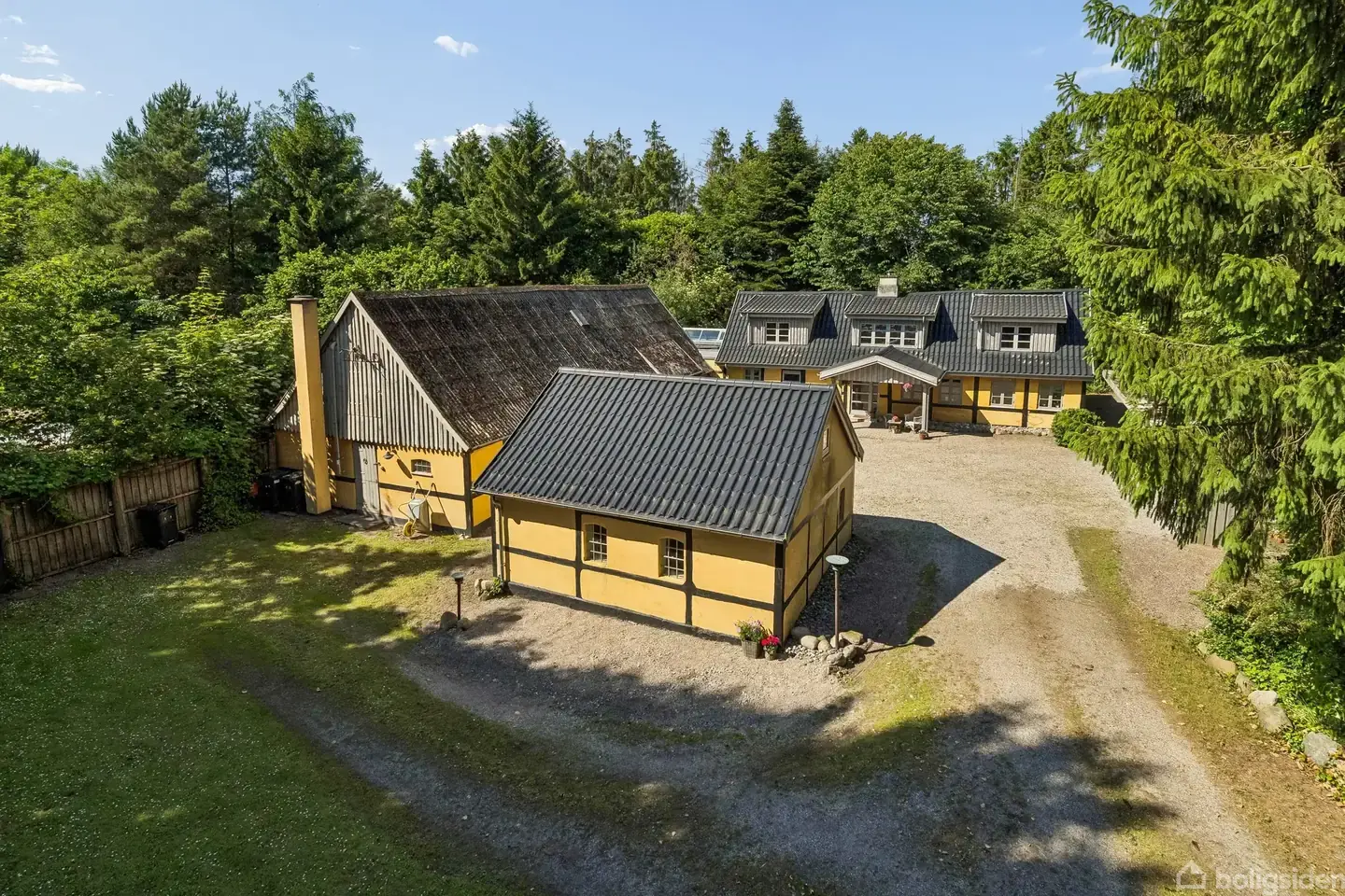 Klassisk bindingsværk med stor naturgrund