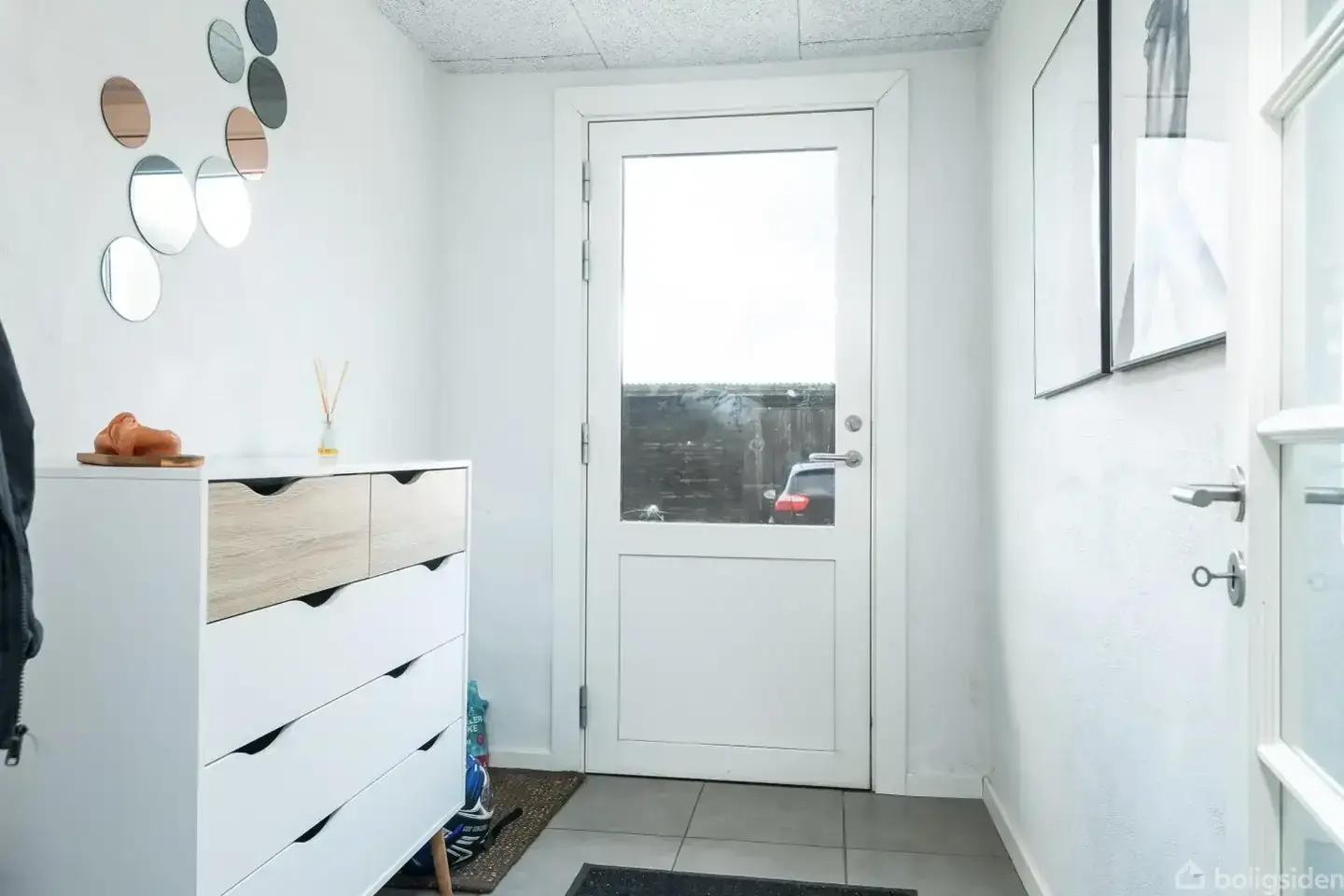 Hist hvor vejen slår en bugt - ligger der en moderniseret bolig - nok så smukt - Visning 4