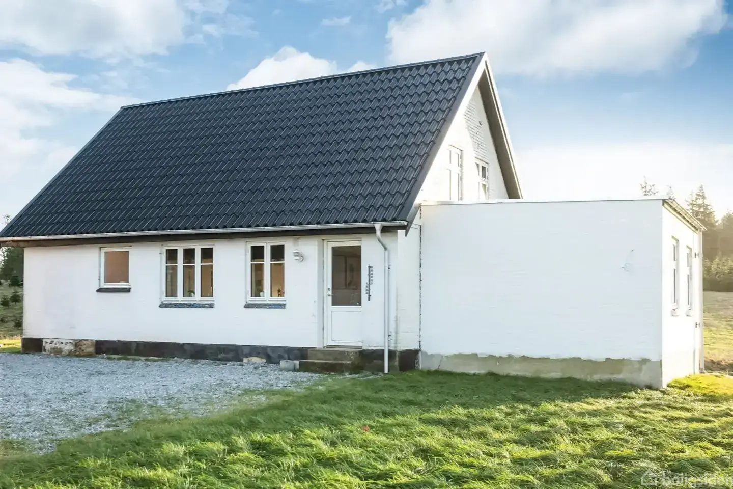 Hist hvor vejen slår en bugt - ligger der en moderniseret bolig - nok så smukt - Visning 3